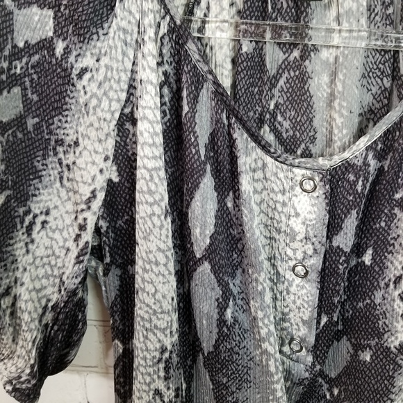 Bebe 100% silk Snake skin print Blouse size Small - Picture 7 of 8